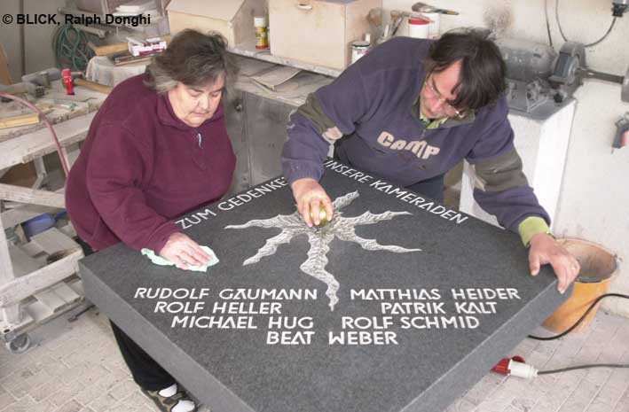 Therese und Peter Münger, letzte Arbeiten am Gedenkstein